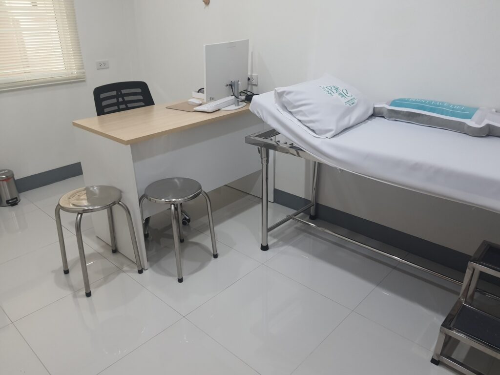doctor room boonyindee clinic